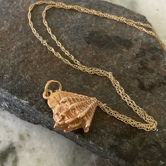 Vintage 14k Gold Shell Pendant and chain - Picture 2 of 6